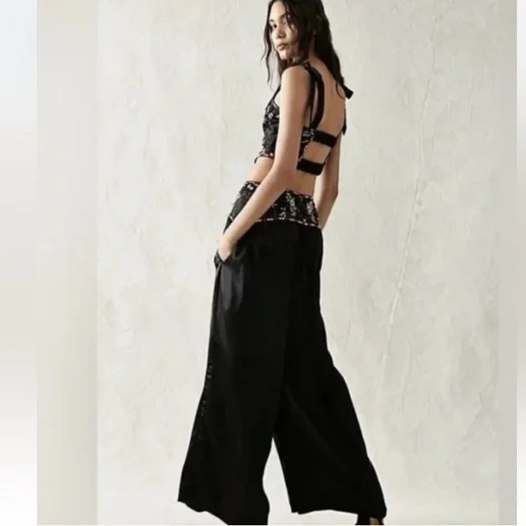Free People Ensemble Petra Black Satin Pant Crop Top Set Embroidered Size 8 NWOT
